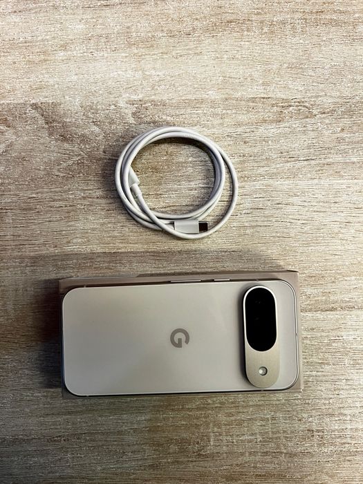 Google Pixel 9 Alb, 256GB, aproape nou - garantie pana in 2027