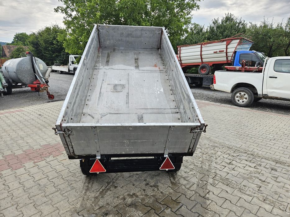 Remorcă basculabil in trei părți după tractor japonez