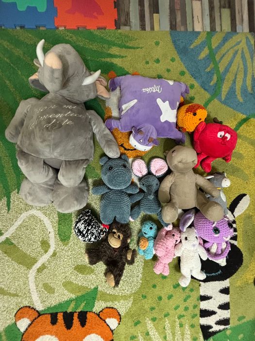 Подарявам плюшени играчки