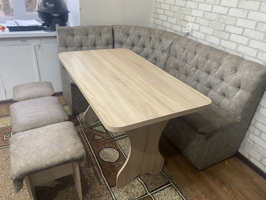 Кухонная зона стол обеденная зона стулья