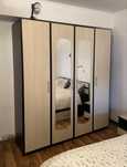 Dormitor cu dressing, pat, noptiere si comoda