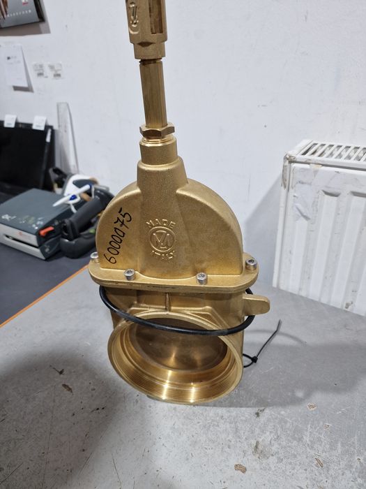 Vana robinet 6 toli împort Italia preț 1390 lei  tel 0751 56