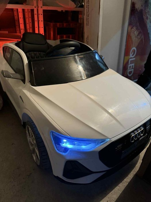 Детска количка; Ауди