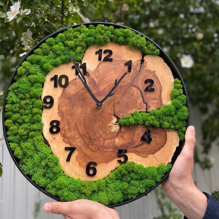 Ceas de perete cu disc de lemn și licheni stabilizați.Eco-decor.Handm