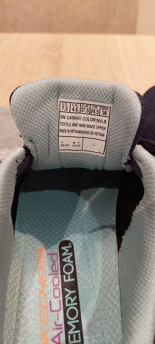 Vând adidas marca Skechers damă