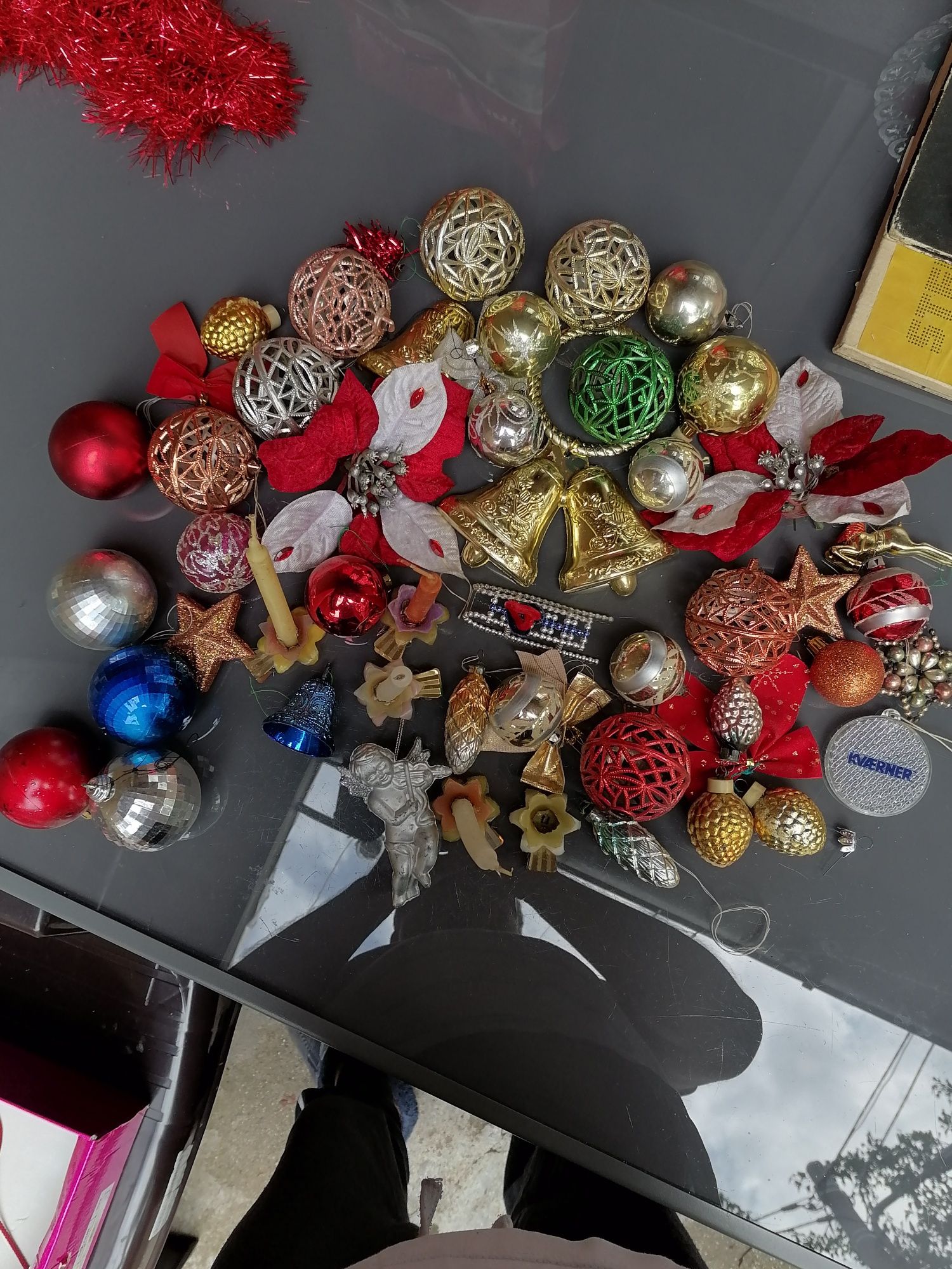 Instalații, globuri, ornamente vechi pentru brad.