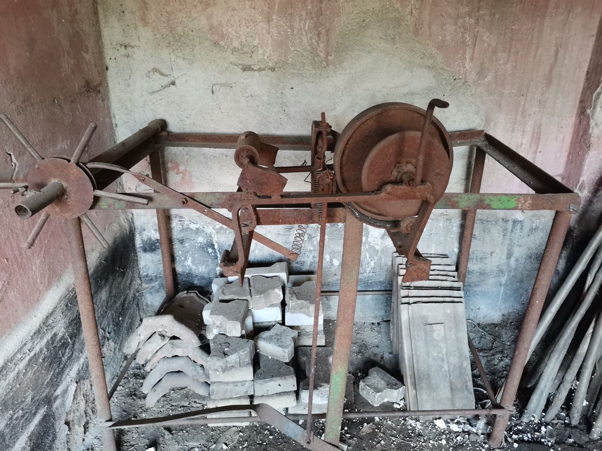 Mașina de făcut mături din tătarcă