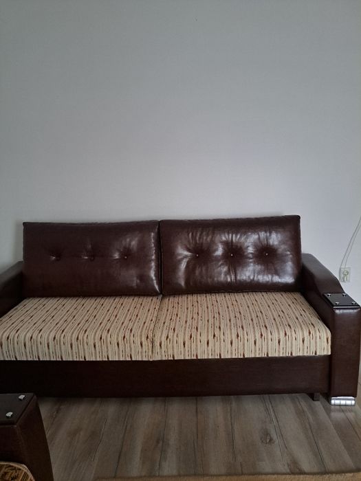 De vânzare set compus din  canapea extensibila, 2 fotolii și o măsuță
