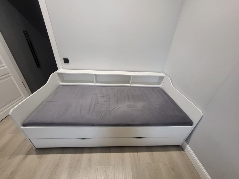 Продам выдвижную кровать на два места