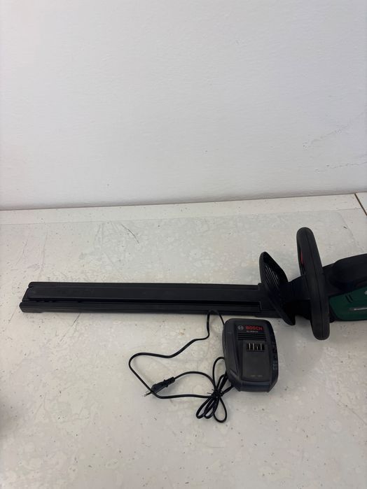 Fierăstrău electric Bosch UniversalHedgeCut nefuctional pentru piese