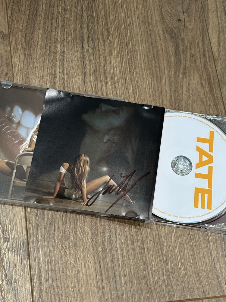 Подписан TATE MCRAE CD  160 лв оригинален