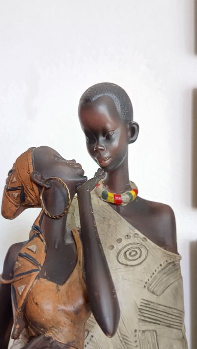 Статуетка на африканско момиче и момче