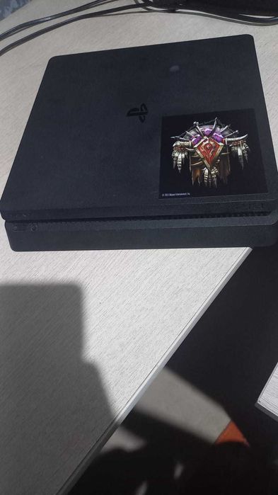 Sony PlayStation 4 slim в хорошем состоянии с играми