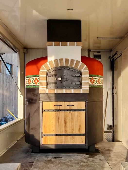 Cuptor pizza mobil pe vatra cu foc pe lemne