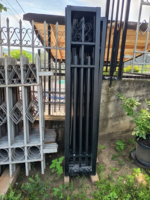 Panou gard cu stâlpi și porți