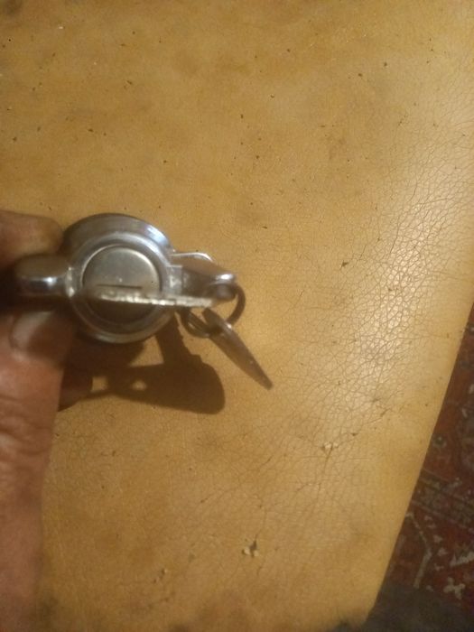 Продам москвичевскии замок багажника с двумя ключами оригинал АЗЛК