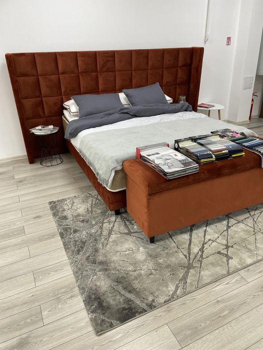 Pat tapitat cu somiere boxspring