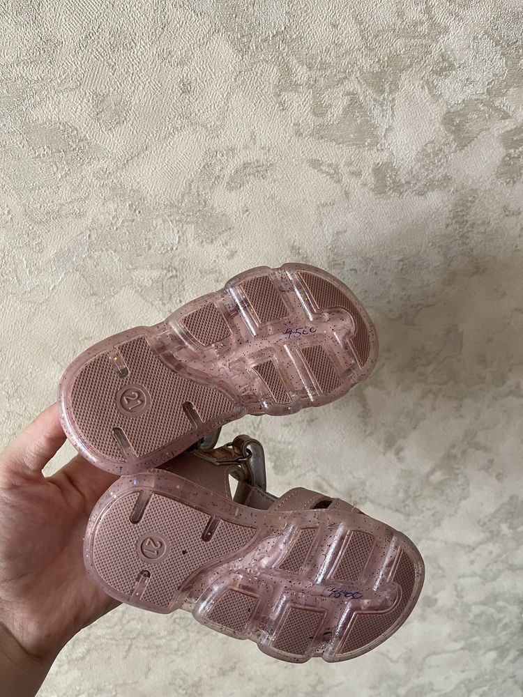 Продается детские сандали для девочек