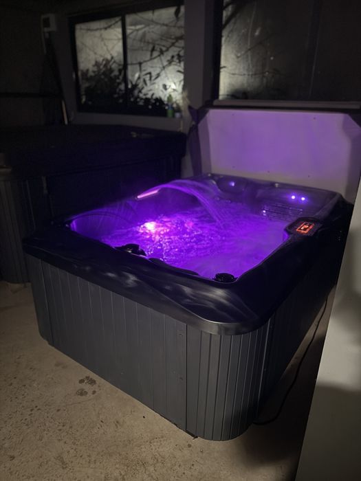 Jacuzzi 3 persoane whirlpool ciubar piscinia