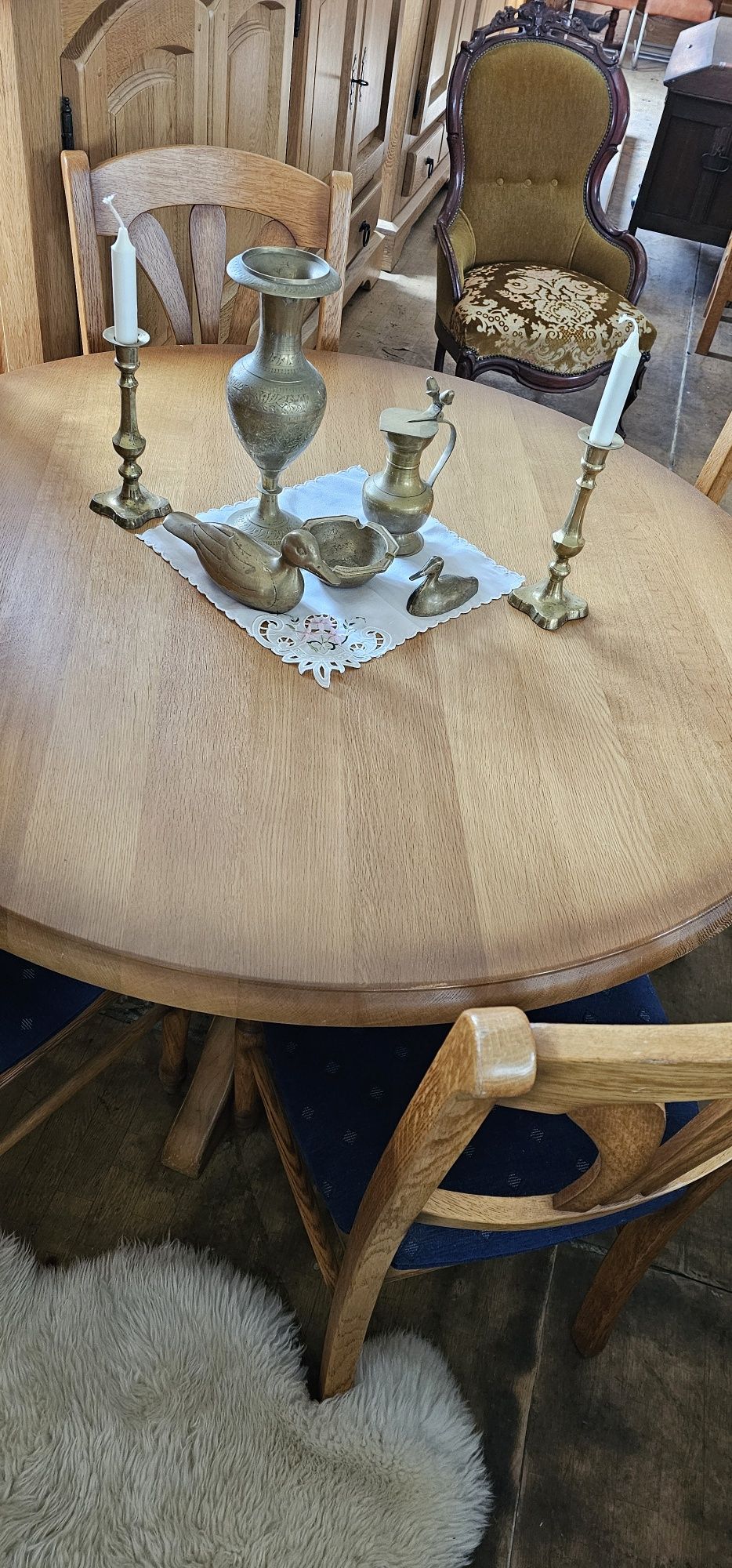 Масивна маса с четири стола