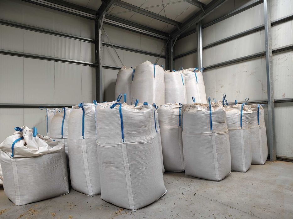 Peleți și baloți de lucernă.