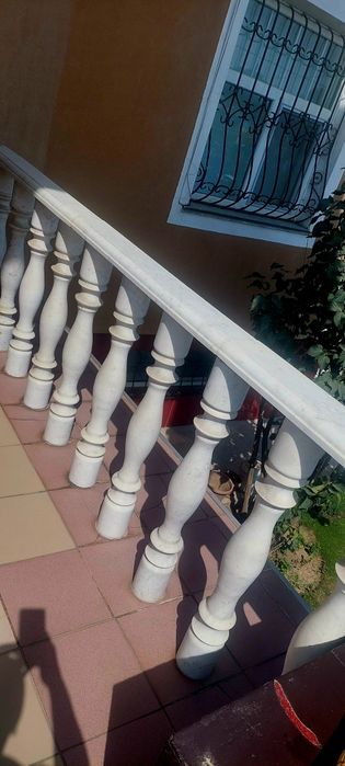 Мраморные перила для лестницы - балясины, отличное состояние