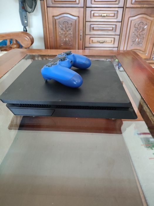Playstation 4 slim 500GB с 1 контролер и 2 игри