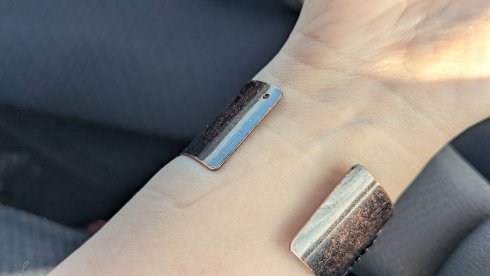 Гривна с естествени камъни и материали.