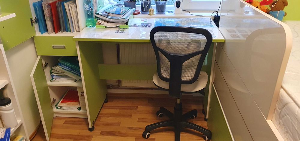 Mobila /mobilier pat + birou + dulap camera copil culoare alb / verde