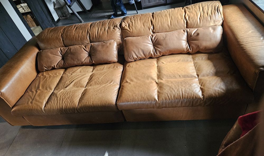 Запазен кожен диван