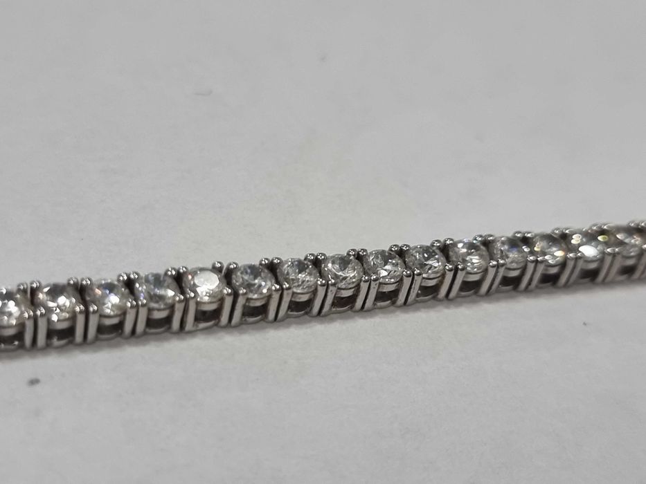 Красива дамска сребърна гривна с инкрустирани множество камъни