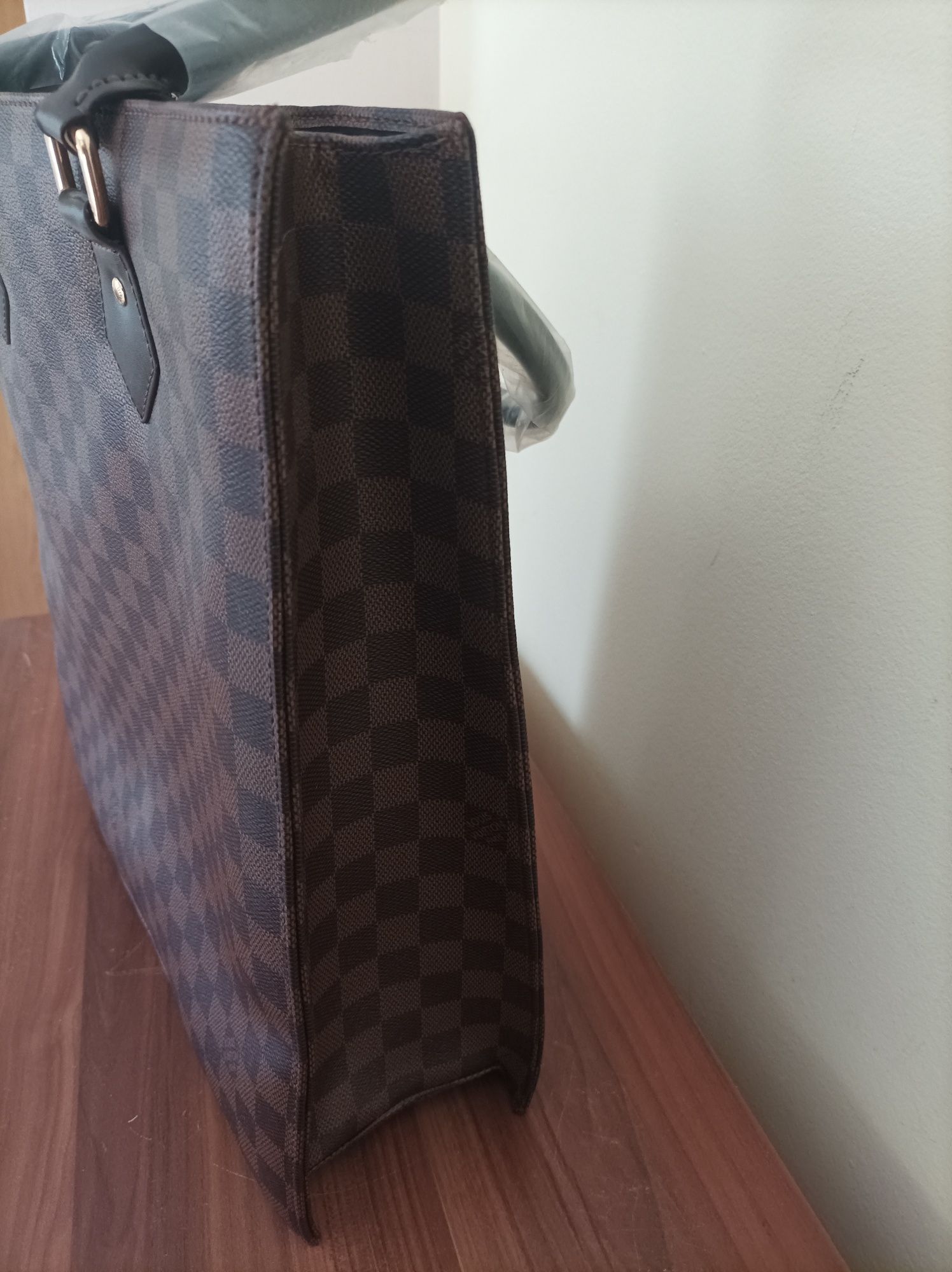 Чанта кожена на Louis Vuitton