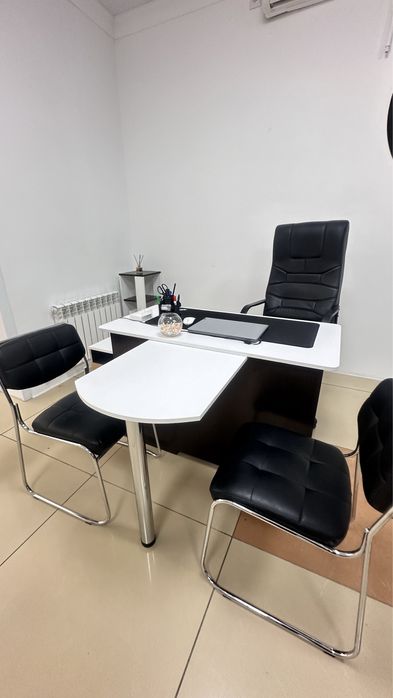 Офисный стол , стулья, кресло , диспенсер