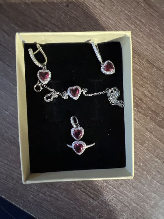 Комлект серебрянных украшений с красным рубином.