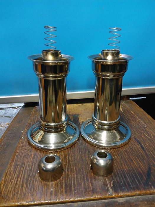 Стари антикварни свещници със пружинен механизъм.