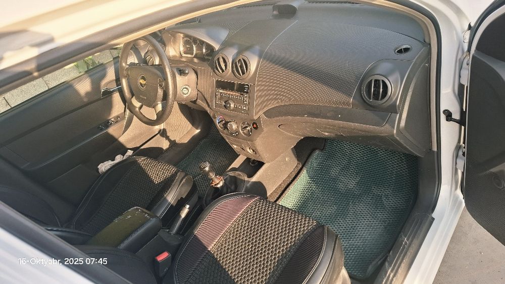 Mashina sotiladi Nexia3