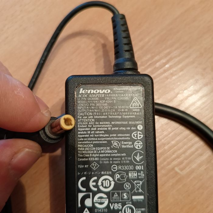 Зарядка от ноутбука Lenovo.