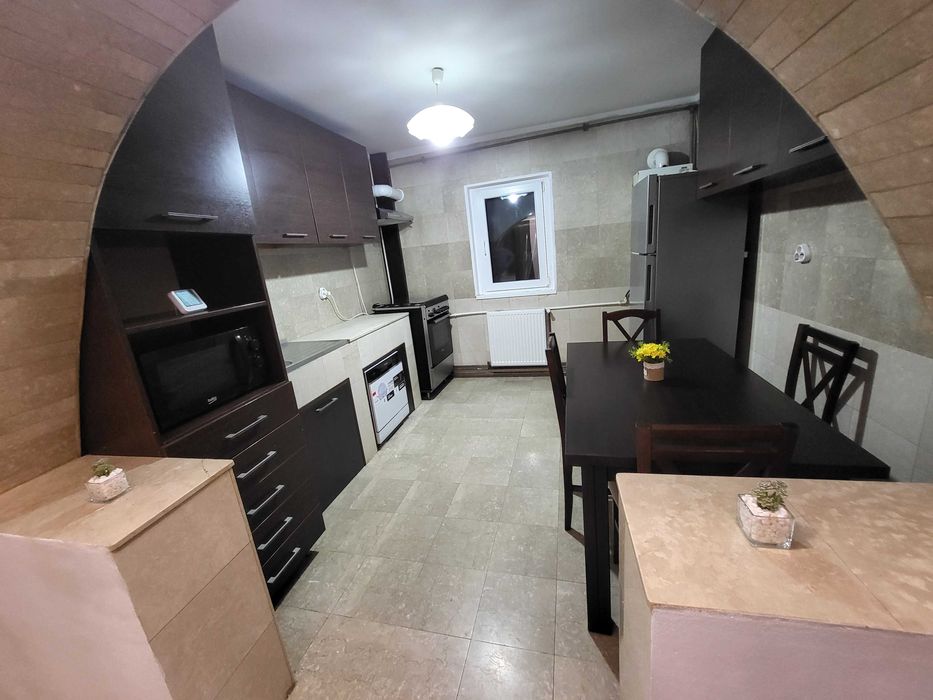 Inchiriez apartament 3 camere decomandat, renovat, zona Girocului