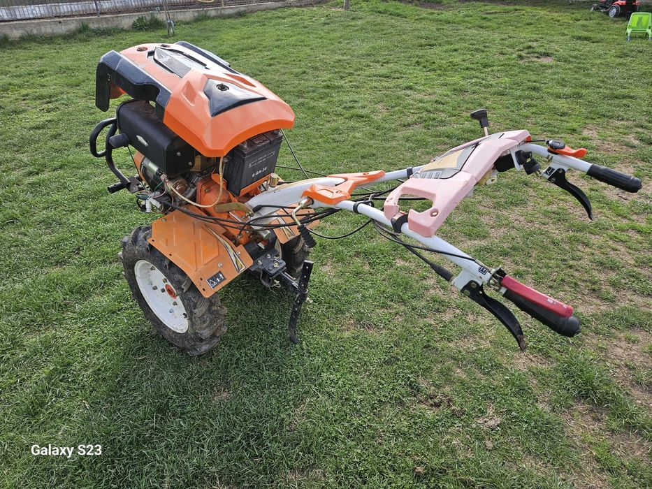 Vând sau schimb motocultor cu remorca rabatabilă