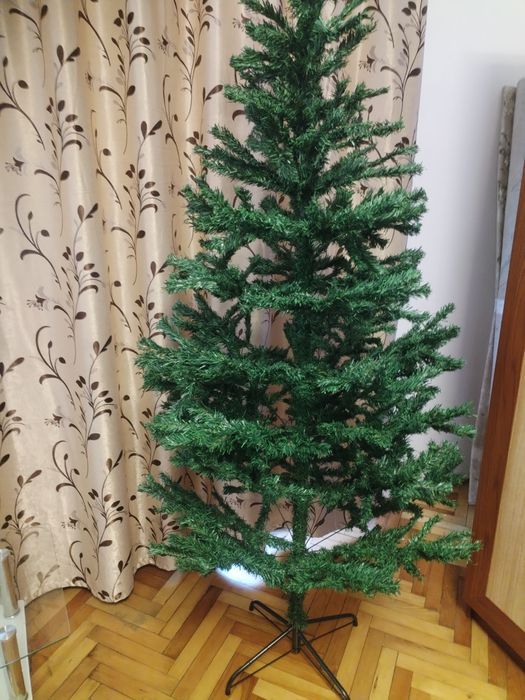 Brad de Crăciun artificial de 2.10 metri  cu suport