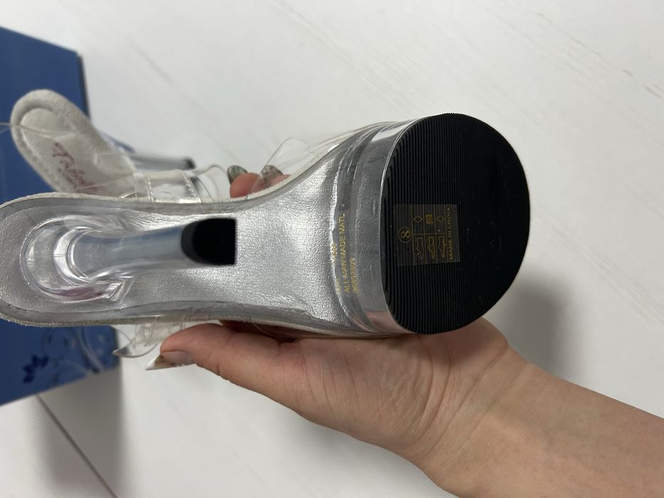 Sandale cu platforma transparente