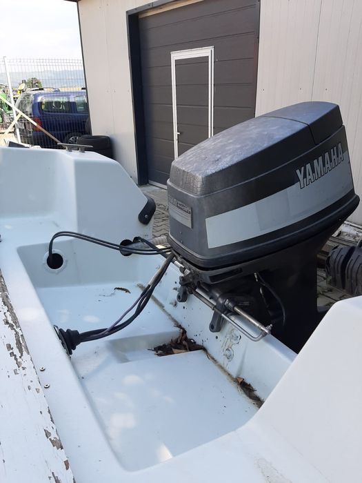 Barcă cu motor și peridoc