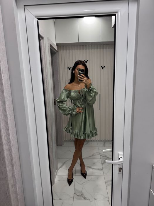 Сатенена Зелена рокля