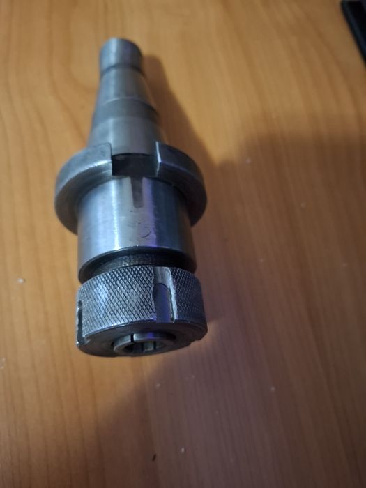 Vând mandrină pe con ISO 40.