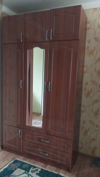 Шифоньер для спальной.с зеркаолм.3-х створчатый.