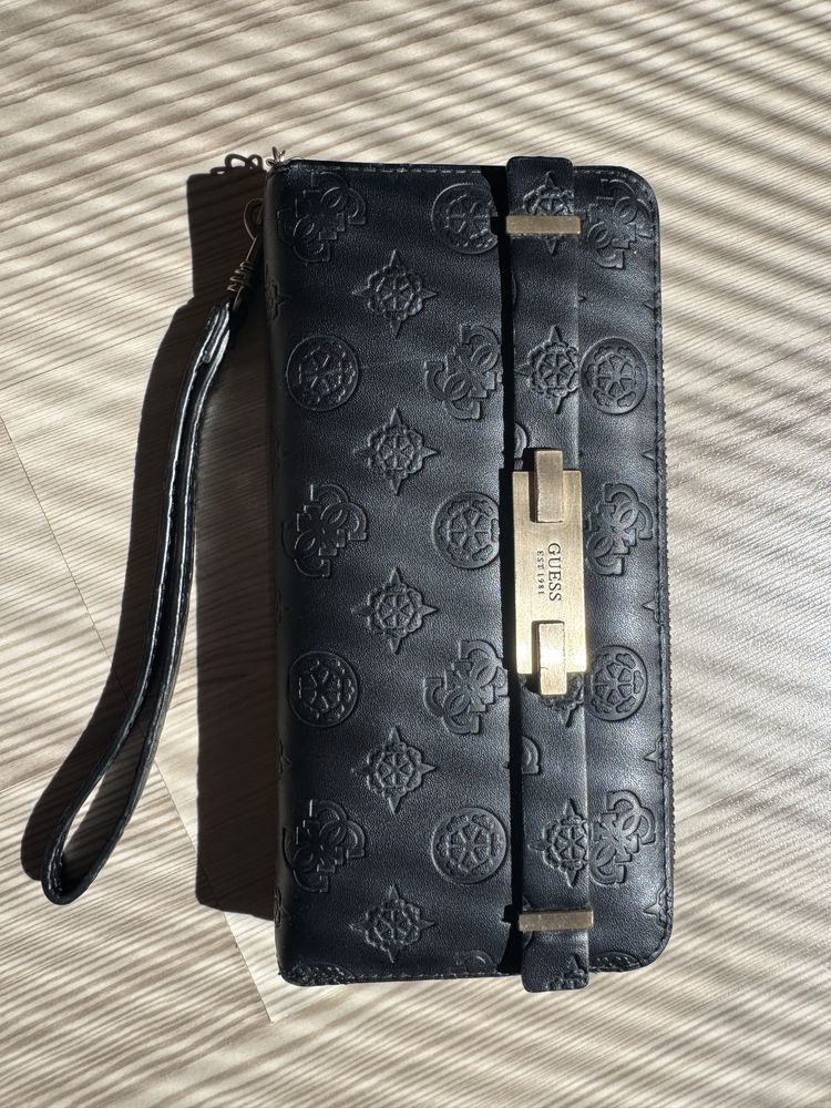 Дамско портмоне Guess