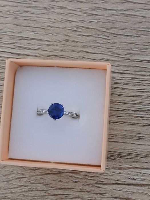 Bijuterii din argint cu pietre – model deosebit, lucrat fin