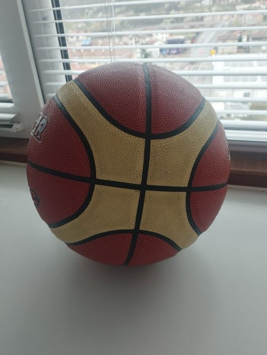 Баскетболни обувки  Zara и топкa