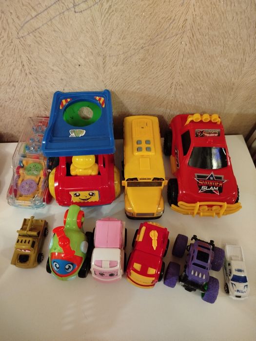 Продам машинки разные