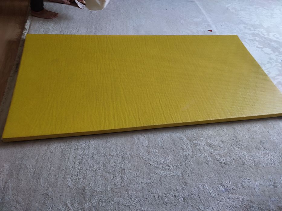 Продам спортивный инвентарь: штанга, маты и гантели